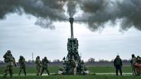 Tentara Ukraina menggempur posisi Rusia menggunakan Howitzer M777 yang dipasok Amerika Serikat (AS) di wilayah Kherson, Ukraina, 9 Januari 2023. Memasuki hari ke-321 peperangan, konflik di antara Rusia dengan Ukraina sampai saat ini terus berlanjut dan belum terlihat akan segera berakhir. (AP Photo/Libkos)