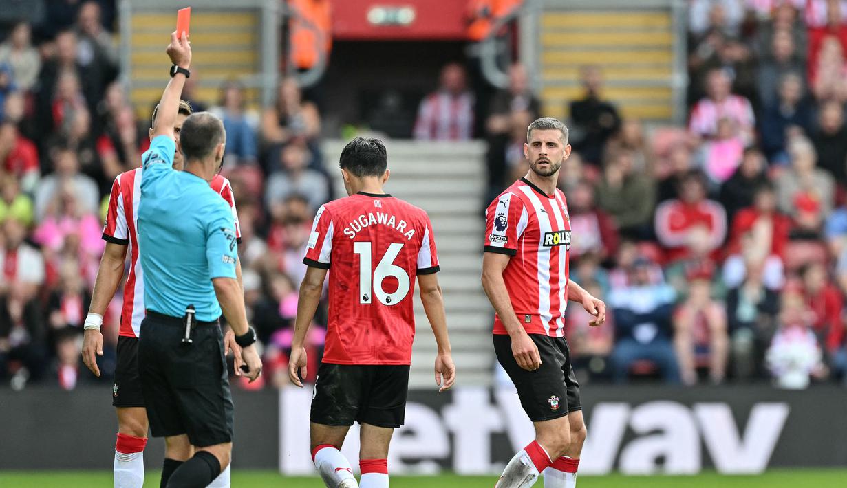 Wasit memberikan kartu merah kepada pemain Southampton, Jack Stephens (kanan) pada laga lanjutan Liga Inggris 2023/2024 melawan Manchester United di St Mary's Stadium, Southampton, Inggris, Sabtu (14/09/2024). (AFP/Glyn Kirk)