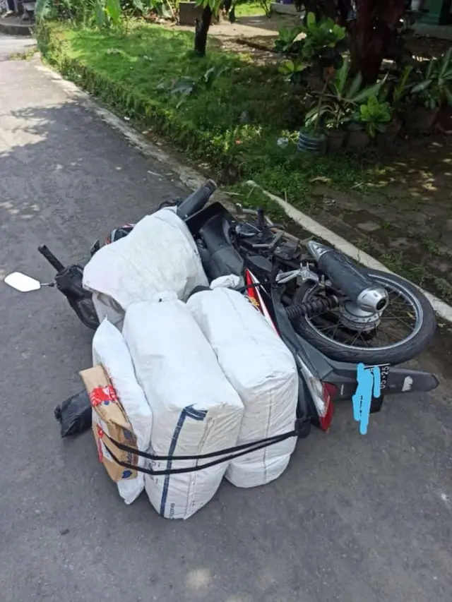 10 Potret Kurir saat Antar Barang Jelang Lebaran Ini Bikin Tepuk Jidat