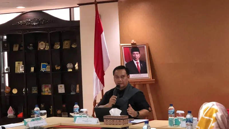 Anggota Ombudsman RI Yeka Hendra Fatika dalam media briefing di kantor Ombudsman, Jakarta, Selasa (17/10/2023). (Tira/Liputan6.com)