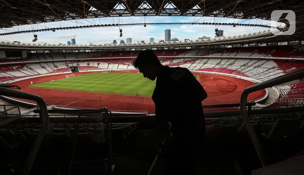 Pekerja melakukan perawatan tribun penonton Stadion Utama Gelora Bung Karno, Senayan, Jakarta, Kamis (9/2/2023). Perawatan kebersihan stadion berkapasitas 88.083 penonton tersebut dilakukan memasuki hari ke-100 menuju kick off Piala Dunia U-20 2023 yang akan digelar di Indonesia pada 20 Mei hingga 11 Juni mendatang. (Liputan6.com/Johan Tallo)