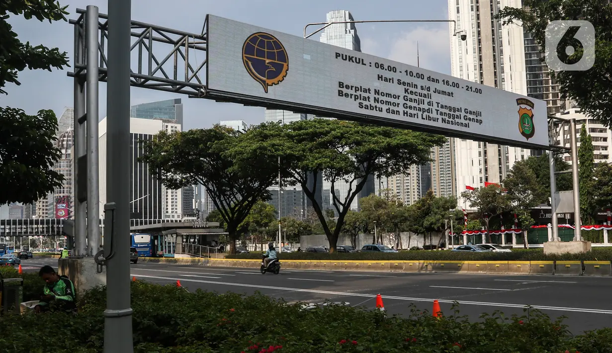 Pengendara motor melintas di Jalan Jenderal Sudirman saat hari pertama kebijakan ganjil-genap kendaraan di Jakarta, Senin (3/8/2020). Kebijakan ganjil-genap untuk membatasi mobilitas warga dan menghindari adanya penumpukan kendaraan di jalan raya pada masa PSBB transisi. (Liputan6.com/Johan Tallo)