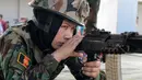Seorang kadet perempuan Afghanistan melakukan latihan menembak sasaran di Chennai, Rabu (19/12). Sembilan belas kadet tentara Afghanistan perempuan mengambil bagian dalam program pelatihan militer India. (ARUN SANKAR / AFP)