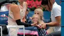 Maria Sharapova menerima perawatan di jari kanannya saat bertanding melawan Anastasija Sevastova dari Latvia di babak keempat grand slam AS Terbuka 2017 di New York (3/9). Sevastova menang 5-7, 6-4, 6-2 atas Sharapova. (AP Photo / Andres Kudacki)