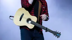 Aksi panggung Ed Sheeran saat menghibur penonton di Festival Glastonbury di Worthy Farm, di Somerset, Inggris (25/6). Selain Ed Sheeran, Glastonbury tahun ini juga menghadirkan Katy Perry, Foo Fighters hingga Radiohead.(Photo by Grant Pollard/Invision/AP)