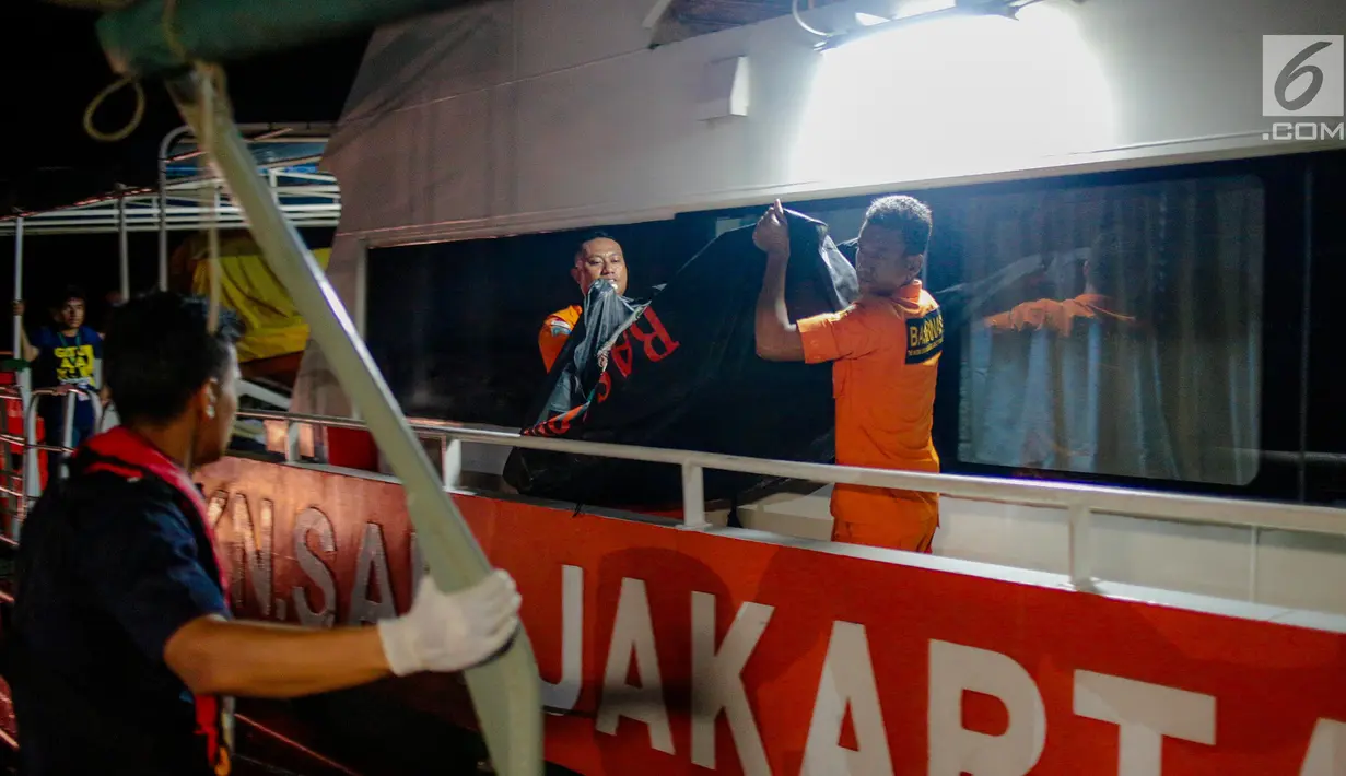 Petugas gabungan mengevakuasi jenazah dan puing pesawat Lion Air JT 610 menuju Posko Evakuasi, Tanjung Priok, Jakarta, Senin (29/10). Sebanyak 1 jenazah dan 3 kantong berisi serpihan pesawat Lion Air JT 610 kembali ditemukan. (Liputan6.com/Faizal Fanani)