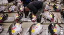 Calon pembeli memeriksa kualitas ikan tuna segar sebelum pelelangan pertama tahun ini di pasar ikan Tsukiji di Tokyo (5/1). Presiden LEOC Co, Hiroshi Onodera, yang mengelola bisnis restoran sushi memenangkan tawaran lelang ini. (AP Photo / Eugene Hoshiko)