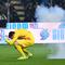 Kiper Cremonese dan penjaga gawang Timnas Indonesia, Emil Audero, menjadi korban pelemparan kembang api yang dilakukan oknum suporter Inter Milan di Stadio Giovanni Zini, Senin (02/02/2026) dini hari WIB. Dalam duel pekan ke-23 Serie A tersebut, Cremonese kalah 0-2 dari Inter. (Alberto Mariani/LaPresse via AP)