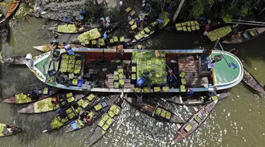 Foto udara menunjukkan pemandangan apung di Barisal, Bangladesh, 14 Agustus 2020. Pasar apung yang berada sekitar 180 kilometer sebelah selatan Dhaka ini kerap ramai dipadati pembeli dan pedagang selama musim panen jambu biji berlangsung. (Xinhua)