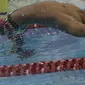 Perenang Indonesia, Jendi Pangabean, saat tampil pada Asian Para Games cabang renang nomor 100 meter gaya punggung S9 di Stadion Aquatic, Jakarta, Kamis (11/10). (Bola.com/Vitalis Yogi Trisna)