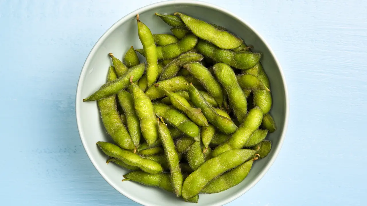 Edamame rebus di dalam sebuah mangkok (Foto Dok: Freepik/freepik)