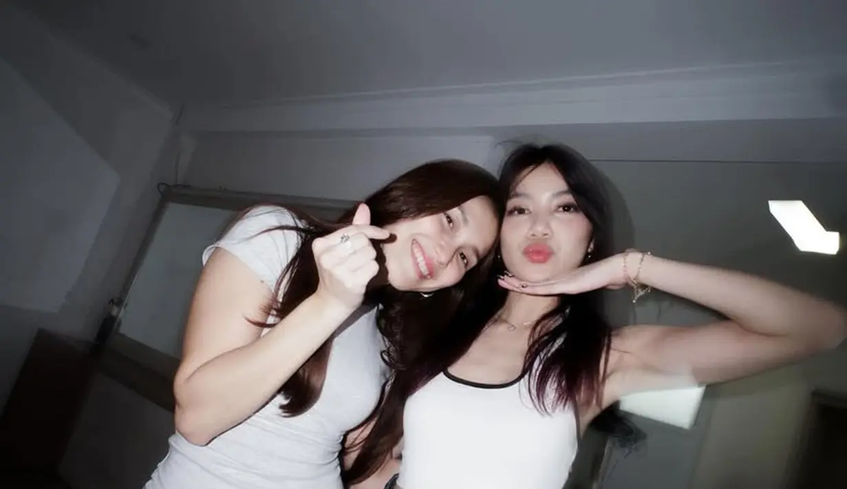 Ayu Ting Ting dan Regina Phoenix baru saja bertemu. Diketahui keduanya merupakan fans dari Blackpink. [@ayutingting92]