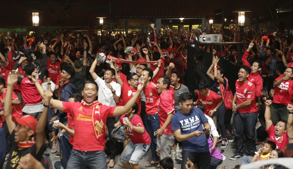 Para pendukung Liverpool bergembira usai tim kesayangannya berhasil menang 3-1 atas Chelsea. (Bola.com/Vitalis Yogi Trisna)
