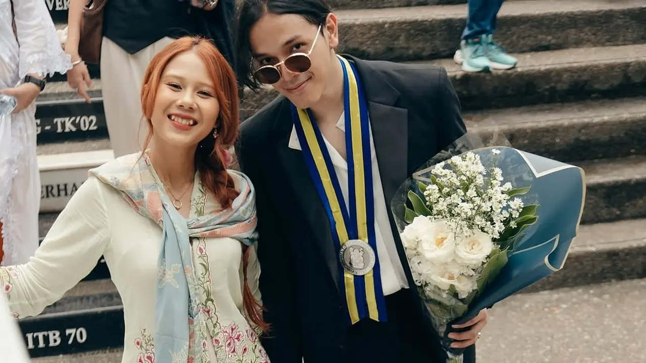 Potret Nadin Amizah Tampil Menawan dengan Kebaya Encim saat Dampingi Wisuda Sang Tunangan