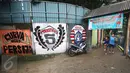 Anak-anak berdiri di bawah spanduk Kampung Penas Tanggul, Cipinang Besar Selatan, Jakarta, Kamis (23/3). Kampung warna-warni tanpa rokok itu dibuat oleh warga sebagai bentuk upaya perlindungan bagi perempuan dan anak. (Liputan6.com/Immanuel Antonius)