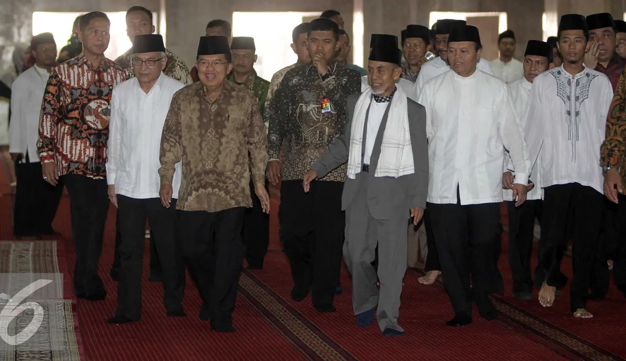Wapres Jusuf Kalla dan sejumlah tokoh tiba menghadiri acara Kesyukuran 90 Tahun Gontor di Masjid Istiqlal, Jakarta, (28/5). Pondok pesantren yang berlokasi di Jawa Timur ini memasuki usianya yang ke-90 tahun pada 2016 ini. (Liputan6.com/Helmi Affandi)