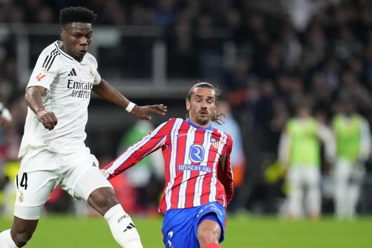 Aurelien Tchouameni berebut bola dengan Antoine Griezmann dalam laga La Liga antara Real Madrid vs Atletico Madrid, Minggu 9 Februari 2025. (c) AP Photo/Manu Fernandez