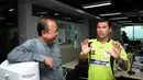 Pelatih Persipura, Oswaldo Lessa (kanan) berbincang dengan Pemred Liputan6.com, Mohamad Teguh di ruang redaksi Liputan6.com di Jakarta, Selasa (17/2). Lessa berkunjung di sela-sela latihan tim Mutiara Hitam di Jakarta. (Liputan6.com/Helmi Fithriansyah)