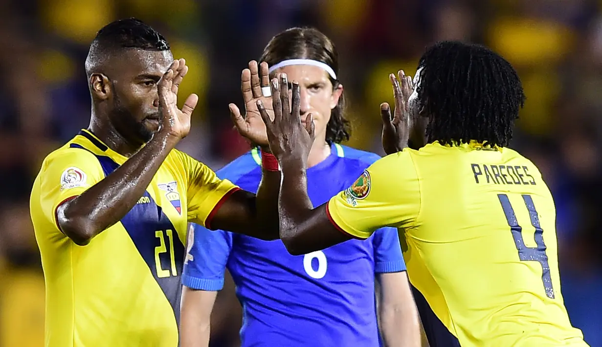 Gabriel Achilier( kiri) dan Juan Paredes merayakan keberhasilan timnya menahan imbang Brasil pada partai pembuka Copa Amerika 2016 di Stadion Rose Bowl, Pasadena, California, Amerika Serikat, (5/6/2016) WIB. (AFP/Frederic J. Brown)