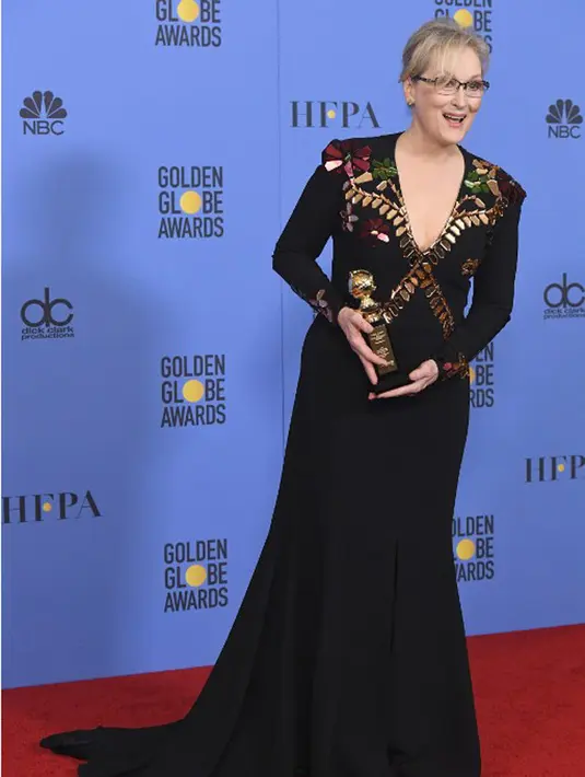 Setelah itu, Streep pun menyampaikan pidatonya dengan membacakan apa yang sudah  ditulisnya dalam secarik kertas, sambil mengatakan bahwa terkadang ia kehilangan ingatannya. (AFP/Bintang.com)