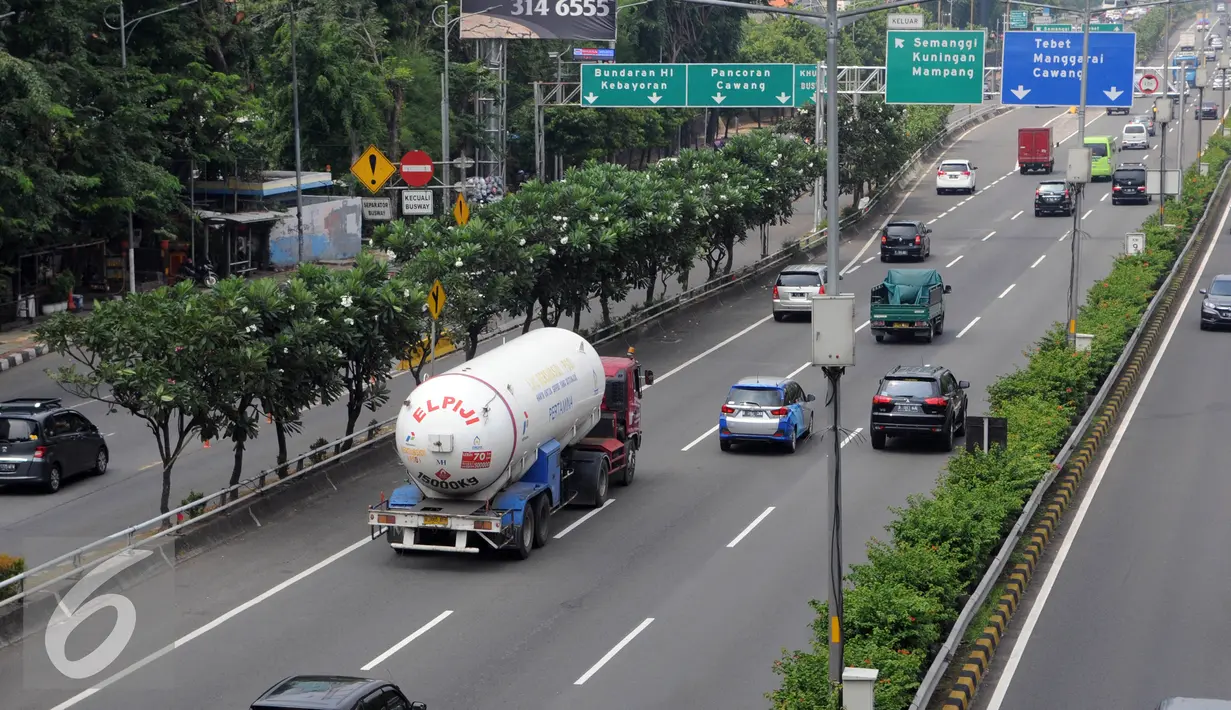 Sejumlah kendaraan melintas di tol dalam Kota kawasan Senayan, Jakarta, Minggu (25/6). Angkutan barang di atas 2 sumbu seperti truk tronton dan trailer per 1 juli dilarang melintasi jalur tol selama 10 hari. (Liputan6.com/Helmi Affandi)
