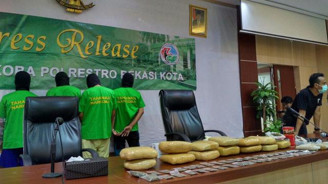 Polisi mengungkap peredaran ganja di kampus Bekasi