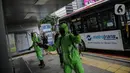 Petugas menyemprotkan cairan disinfektan pada halte di Jalan Jenderal Sudirman, Jakarta, Kamis (19/3/2020). Penyemprotan tersebut dilakukan untuk antisipasi dan pencegahan penyebaran virus corona atau COVID-19 di ruang publik yang banyak digunakan oleh masyarakat. (Liputan6.com/Faizal Fanani)