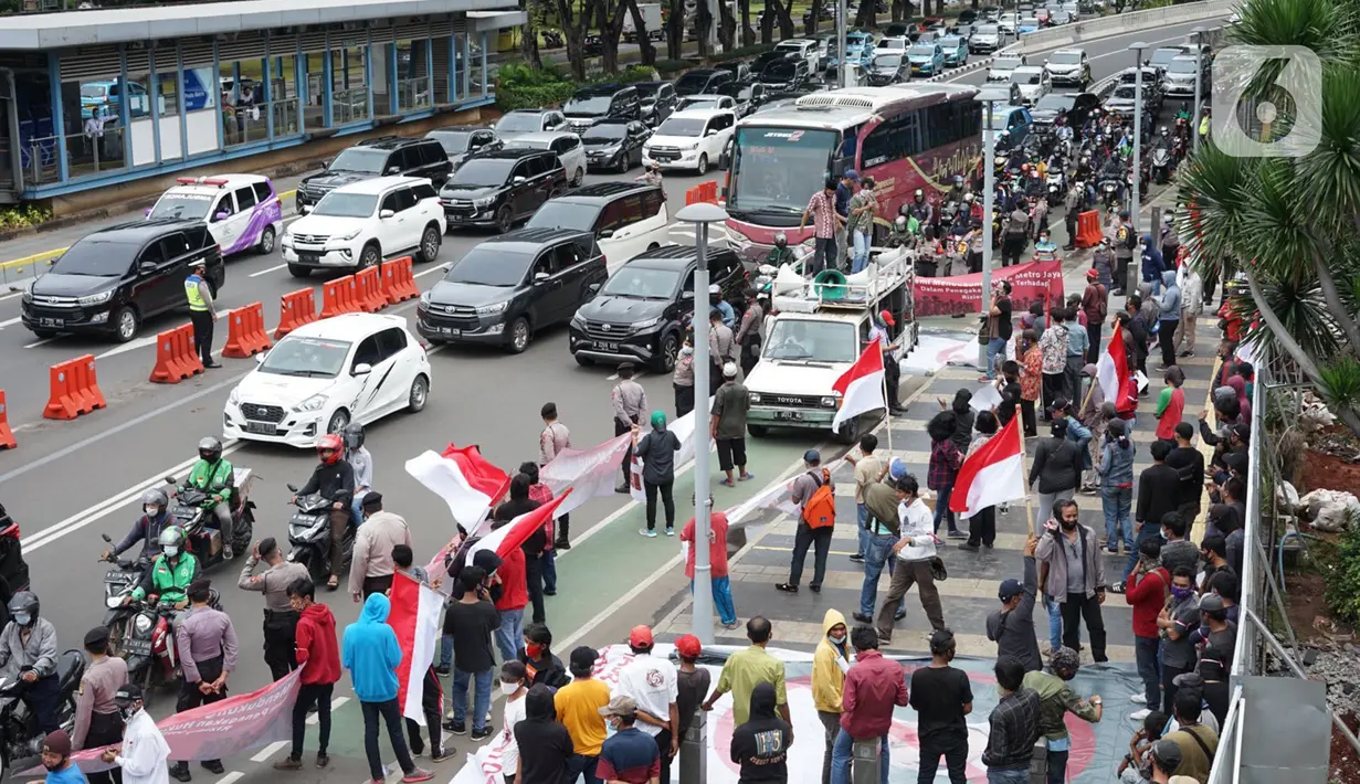 Massa dari Aliansi Anak Bangsa Cinta Kedamaian menggelar aksi unjuk rasa di depan Gedung Polda Metro Jaya, Jakarta, Senin (7/12/2020). Massa menuntut aparat kepolisian segera menangkap Rizieq Shihab atas dugaan pelanggaran protokol kesehatan beberapa waktu lalu. (Liputan6.com/Immanuel Antonius)