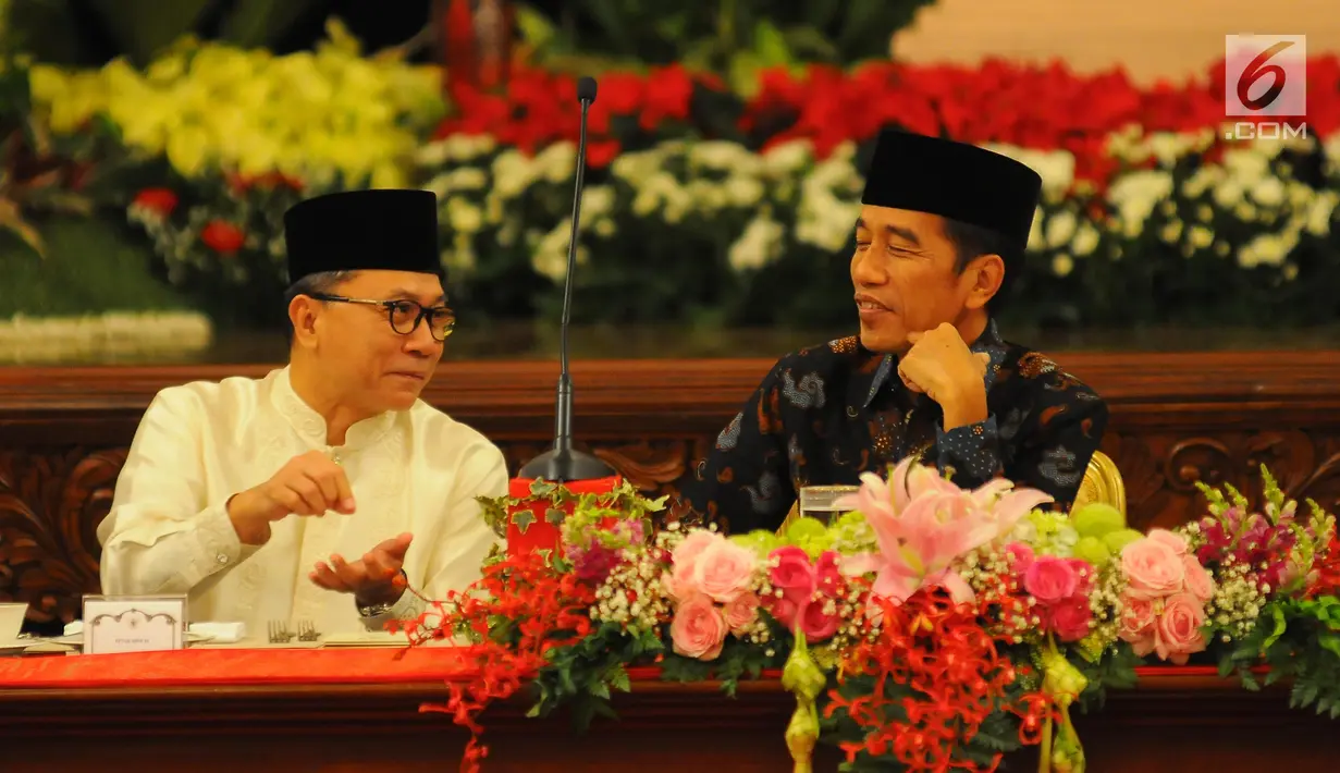 Presiden Joko Widodo atau Jokowi (kanan) berbincang dengan Ketua MPR Zulkifli Hasan saat menerima pimpinan lembaga negara buka puasa bersama di Istana Negara, Jakarta, Senin (6/5/2019). Jokowi mengajak pimpinan lembaga negara buka puasa bersama di hari pertama Ramadan. (Liputan6.com/Angga Yuniar)