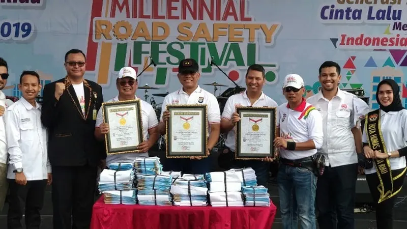 Kapolda Riau Irjen Widodo Eko Prihastopo (bertopi hitam) menerima rekor MURI terkait penyelenggaraan Millenial Road Safety Festival di Pekanbaru