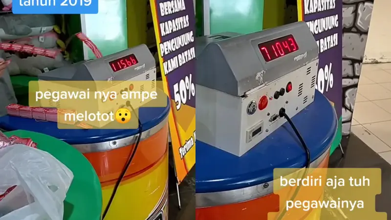 Seorang ibu menukarkan tiket wahana yang dikumpulkan selama setahun.