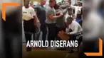 Arnold Schwarzenegger mengalami kejadian tidak menyenangkan dalam sebuah acara di Johannesburg, Afrika Selatan. Ia ditendang oleh orang tak dikenal dari belakang.