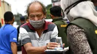 Ketua Umum Jabar Bergerak Atalia Ridwan Kamil membagikan nasi bungkus dan masker gratis saat pencanangan Garakan Nasi Bungkus di Pasar Cikutra, Kota Bandung, Selasa (14/4/2020). (Humas Jabar)