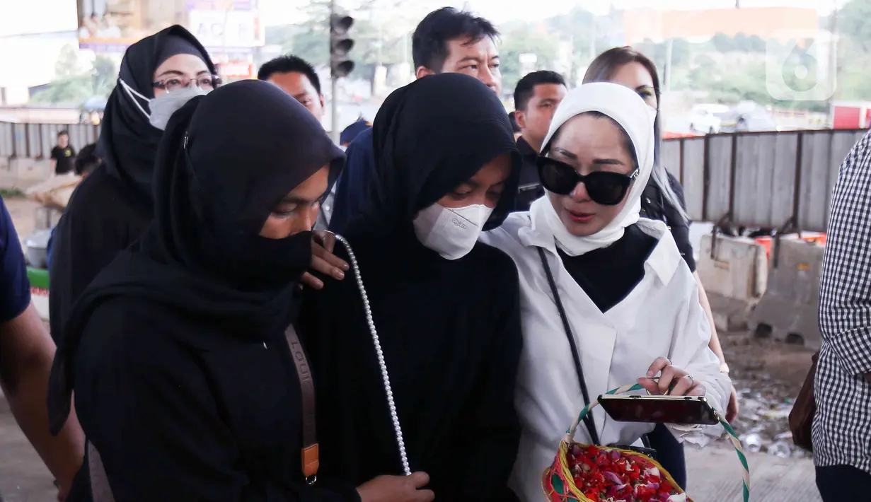 Sejumlah kerabat korban dan warga menghadiri tabur bunga di lokasi kecelakaan maut di Jalan Transyogi, Cibubur, Bekasi, Jawa Barat, Rabu (20/7/2022). Aksi tabur bunga tersebut sebagai bentuk rasa duka cita atas meninggalnya 11 orang korban kecelakaan maut di kawasan tersebut. (Liputan6.com/Herman Zakharia)