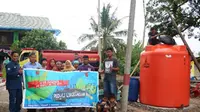 Masyarakat Pontang dan Tirtayasa mendapatkan bantuan air bersih dari PT Krakatau Industrial Estate Cilegon dan PT Krakatau Tirta Industri.