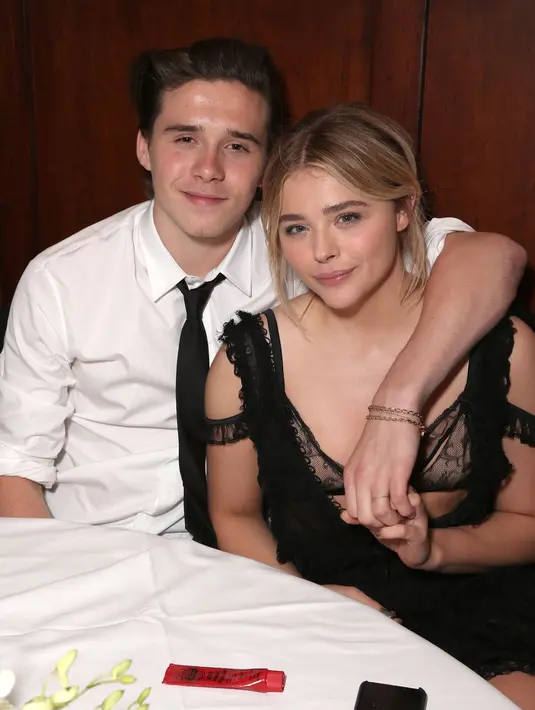 Brooklyn Beckham dan Chloe Moretz pun bisa dibilang miliki hubungan putus nyambung. Keduanya mulai pacaran di tahun 2016 namun putus nyambung hingga tahun 2018 ini. (Getty Images/Elle)