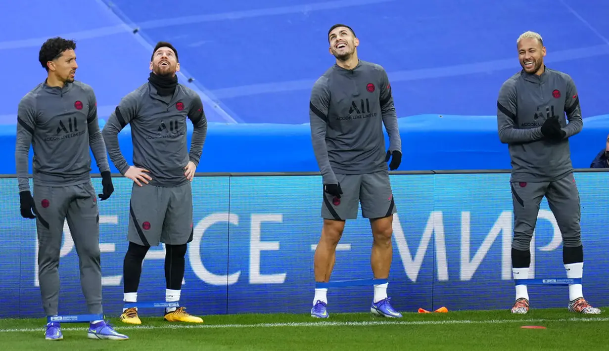 Pemain Paris Saint-Germain Lionel Messi (kedua kiri) dan Neymar (kanan) saat sesi latihan bersama rekan satu timnya di Stadion Bernabeu, Madrid, Spanyol, 8 Maret 2022. Paris Saint-Germain akan menghadapi Real Madrid pada pertandingan sepak bola Liga Champions. (AP Photo/Manu Fernandez)