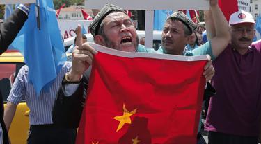 Warga muslim Uighur melakukan aksi protes menentang tekanan pemerintah China (AP)