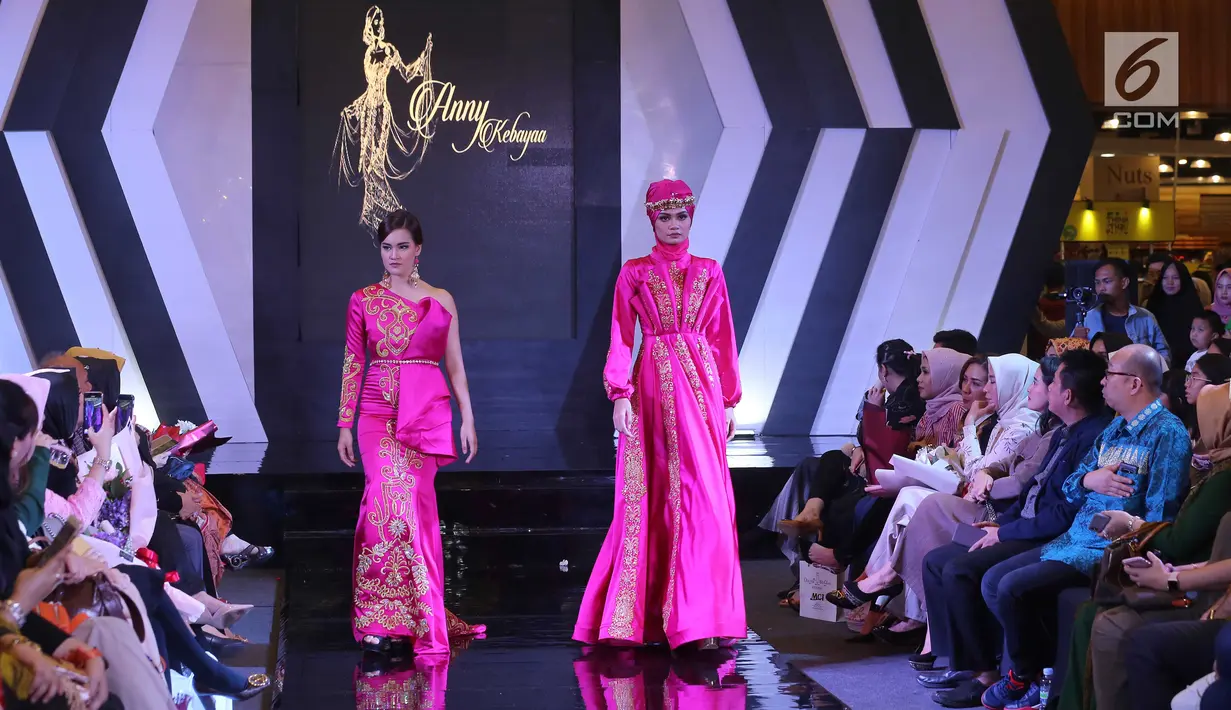 Model membawakan busana pada acara Palembang Fashion Week (PFW) 2019 di Palembang Icon, Sumsel, Minggu (10/3). PFW menjadikan Palembang Icon sebagai mal fashion bagi masyarakat Palembang yang mencari trend, mode dan gaya. (Liputan6.com/Fery Pradolo)
