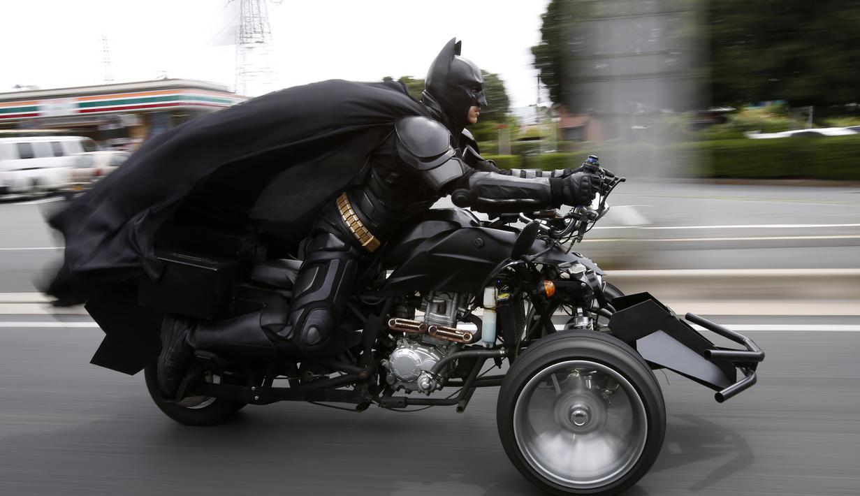 Seorang pria berkostum Batman telah membuat heboh kota Chiba di Jepang, (31/8/14). (REUTERS/Yuya Shino)