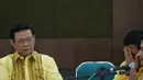 Ketum Partai Golkar hasil Munas Ancol, Agung Laksono mengikuti konpers di kediamannya, Jakarta, Jumat (22/1). Agung Laksono meminta kader Golkar fokus pada pelaksanaan musyawarah nasional yang akan digelar oleh tim transisi . (Liputan6.com/Faizal Fanani)
