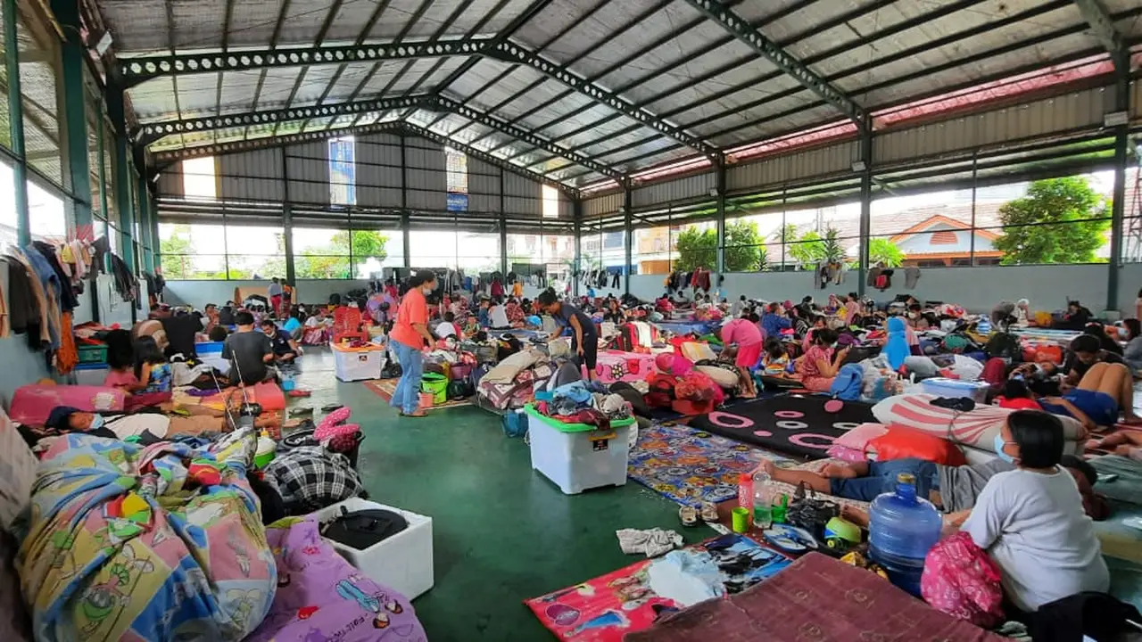 Ribuan pengungsi di Perumahan Total Persada, Gembor, Periuk, Kota Tangerang, mulai memadati titik pengungsian. Seperti di GOR, masjid dan juga sekolah dasar yang berdekatan dengan lokasi, Sabtu (20/2/2021).