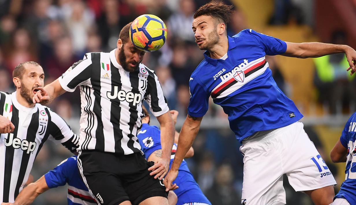 Striker Juventus, Gonzalo Higuain, duel udara dengan bek Sampdoria, Gian Marco Ferrari, pada laga Serie A Italia di Stadion Luigi Ferraris, Genoa, Minggu (19/11/2017). Sampdoria menang 3-2 atas Juventus. (AFP/Marco Bertorello)