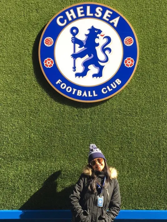 Model dan penyanyi ini mendedikasikan dirinya sebagai supporter klub Liga Inggris, Chelsea. (Liputan6.com/IG/Mikha Tambayong)