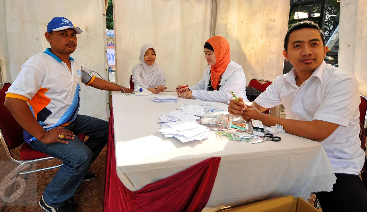 Jasa Raharja juga menyediakan pos kesehatan Lebaran di kawasan Parkir Timur Senayan, Jakarta, Sabtu (11/7/2015). Acara mudik gratis Jasa Raharja ini mendapat rekor MURI dengan memberangkatkan 30.648 pemudik. (Liputan6.com/Yoppy Renato) 