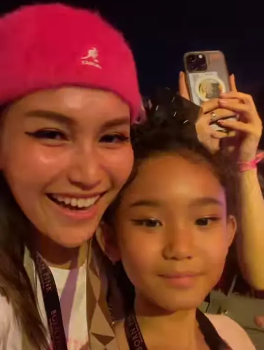 Potret Ayu Ting Ting dan Bilqis nonton konser BLACKPINK. (Foto: Instagram/ayutingting92)