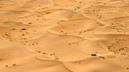  Peserta melewati Gurun Gobi di pedalaman Mongolia saat beraksi di Etape 12 Reli Silkway yang melewati tiga benua dari Moskow ke Beijing berjarak 10.734 km, (21/7/2016). (AFP/Patrick Baz) 