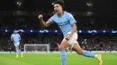 Selebrasi bek Manchester City, Rico Lewis setelah mencetak gol ke gawang Sevilla pada laga matchday keenam Grup G Liga Champions 2022/2023 di Etihad Stadium, Manchester (2/11/2022). Rico Lewis mencetak gol tersebut dalam usia 17 tahun, 11 bulan dan 12 hari. Ia total bermain hanya dalam 2 laga di Liga Champions 2022/2023 bersama Manchester City dengan torehan 1 gol. (AFP/Oli Scarff)