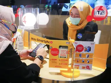 Customer service melayani pelanggan pada Hari Pelanggan Nasional (Harpelnas) di gerai Indosat Ooredoo Mall Kota Kasablanka, Jakarta, Sabtu (04/9/2021). Harpelnas 2021, Indosat Ooredoo melalui IM3 Ooredoo, menghadirkan Gerai Online Indosat Ooredoo. (Liputan6.com/HO/Rizki)