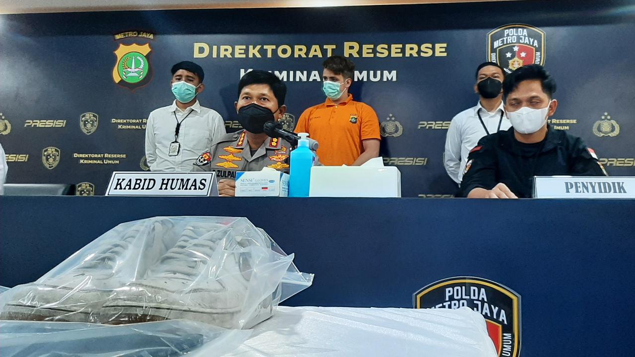 Kabid Humas Polda Metro Jaya, Kombes Endra Zulpan saat menjelaskan soal kasus pembobolan bank melalui dengan modus skimming di mesin ATM